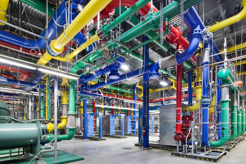 Google Datacenter: Wie aus dem Lego-Baukasten sieht dieses Rohrsystem aus. Doch die Farbe hat Methode und zeigt die Temperatur des Wassers in den Rohren an. (Bild: Google)