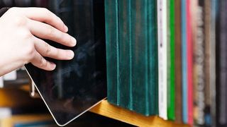 Ob Infrastruktur, Portal oder soziale Medien – die Digitalisierung fordert die Bibliotheken (Ermolaev Alexandr - stock.adobe.com)