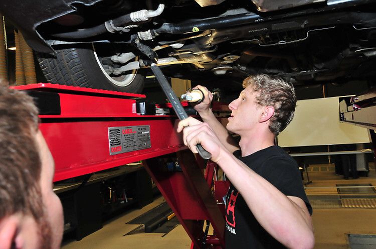 ...und Matthias Wegrzyn kontrolliert das Fahrwerk eines VW Passat. (Foto: Schmidt)