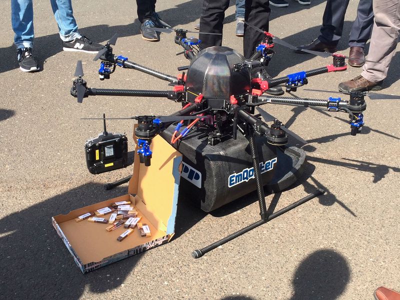 An diesem Tag transportierte der Oktokopter, der vom Würzburger Startup Emqopter entwickelt wurde, tatsächlich etwas zu essen.  (Bild: Lisa Marie Waschbusch)