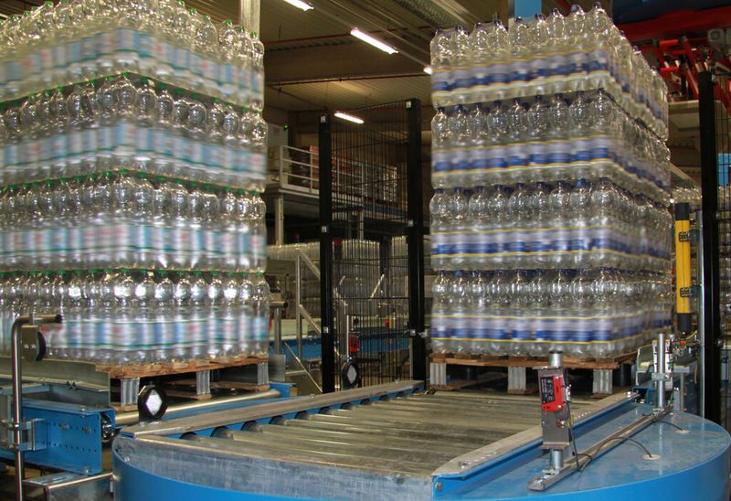 Paletten vor der Auffahrt auf den Drehtisch. (Leuze Electronic)