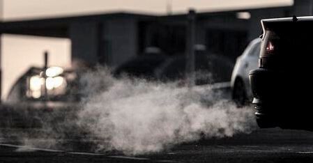 Wirklich so schädlich? Dieses Bild soll bald der Vergangenheit angehören, wenn es nach der Politik geht. Denn der Verbrennungsmotor steht auf der Verbannungsliste. Doch Experten vom VDMA sehen das kritisch und aus anderen Blickwinkeln.(Bild:  Oxytox)