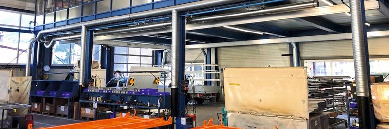 Auf dem neuen Hallen-Podest sind die insgesamt sieben Schweißarbeitsplätze untergebracht. Unter dem Podest wurde längsseits eine Ansaugrohrleitung montiert. Auf dem neuen Hallen-Podest sind die insgesamt sieben Schweißarbeitsplätze untergebracht. Unter dem Podest wurde längsseits eine Ansaugrohrleitung montiert.