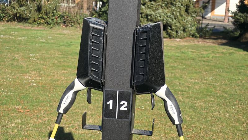 Die Zahl der Ladepunkte steigt europaweit – doch es sind vor allem langsame AC-Ladesäulen. Und die geografische Verteilung ist sehr ungleichmäßig.(Bild:  Grimm – VCG)