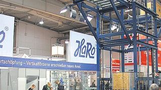 Die robuste 4-Ständer-Bauweise des Vertikalförderers soll sowohl den Techniker als auch den Kaufmann überzeugen und dem Anwender jahrzehntelangen, ungestörten und sicheren Gebrauch verschaffen. Bild: Haro (Archiv: Vogel Business Media)