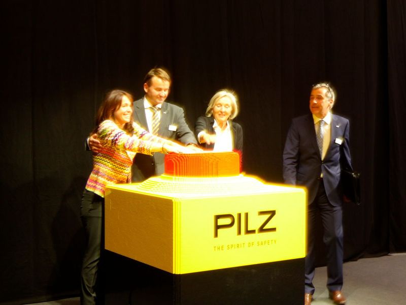 Auf drei drückten Susanne Kunschert, Thomas Pilz und Renate Pilz (v.l.n.r.) auf den symbolischen Not-Aus-Schalter, der in diesem Fall ein Startknopf war. (Bild: konstruktionspraxis)