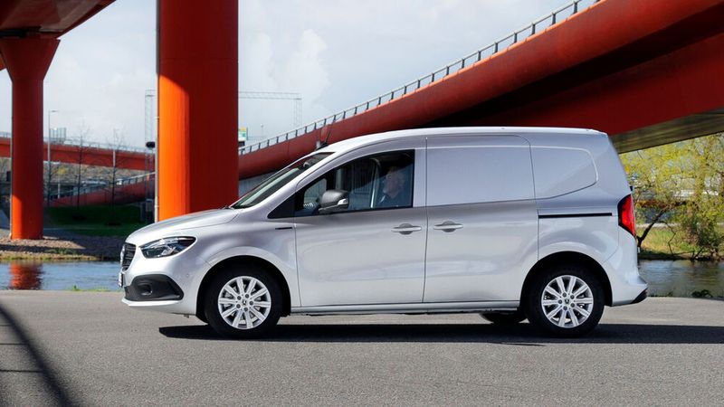 Im Stadtgebiet genügt die Leistung allemal, und selbst mit vollbeladenem Laderaum sollten Touren über die Autobahn kein Problem darstellen. (Bild: ©Mercedes-Benz AG)