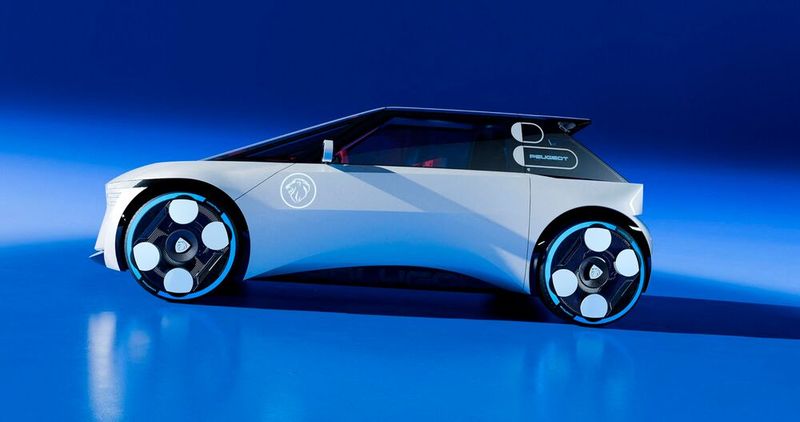 Der Polygon ist keine vier Meter lang. Trotz Futurismus-Einschlag transportiert die Silhouette klassische Kleinwagen-Proportionen, die an den Peugeot 205 erinnern. (Bild: Peugeot)