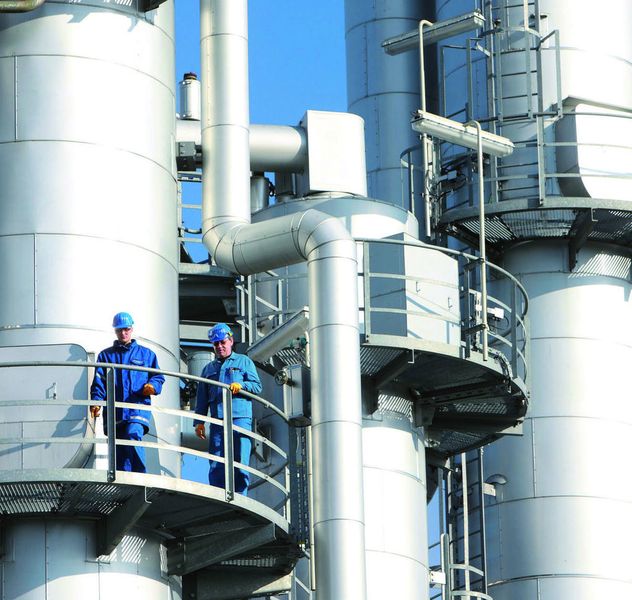 Evonik, Chemie, Standort Herne , Isophoron Anlage, hier klein im Bild Mitarbeiter Daniel Kemper ( links ) und Mitarbeiter Heinz Schulz  (Bild: Evonik Industries)