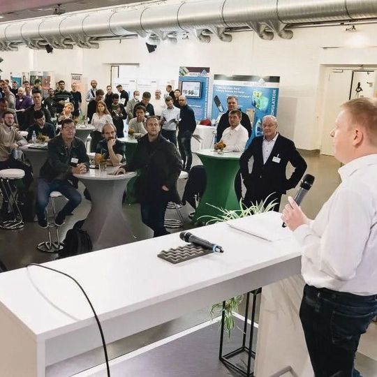 Die Ausstellung ist der zentrale Treffpunkt der Teilnehmer der Power of Electronics. Fünf Fachvorträge zu den Themen Leistungselektronik, Thermomanagement, Antriebstechnik und Relaistechnik stehen auf dem zweitägigen Programm. Zwei übergreifende Keynotes an beiden Kongresstagen runden das spannende Programm ab.(Bild:  Stefan Bausewein)