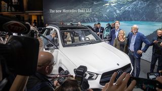 Im Rahmen des Formats „Meet Mercedes“ erlebten rund 400 geladene Gäste bereits am Vorabend der Paris Motor Show die Weltpremiere des Mercedes-Benz GLE. (Daimler)