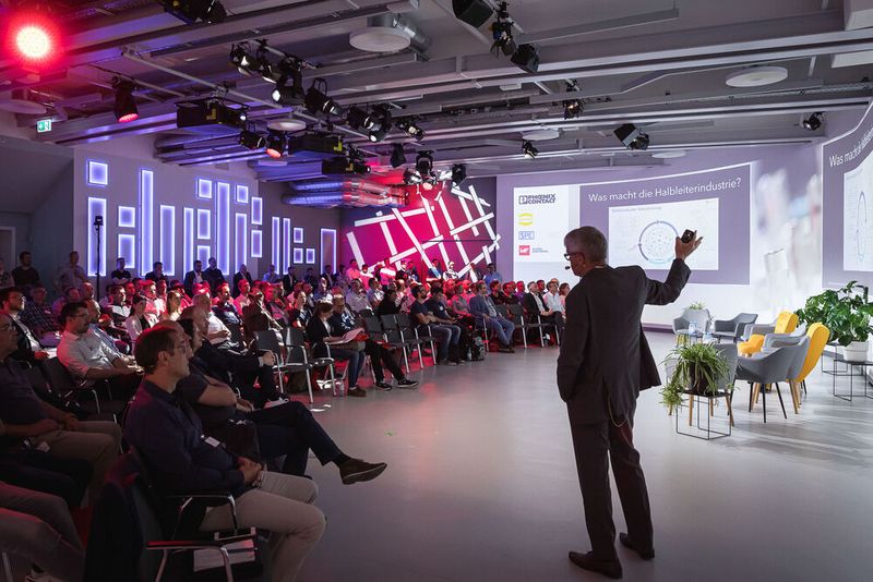 Anwenderkongress Steckverbinder 2023: Tag 1 mit Basisseminaren, Podiumsdiskussion und Posterslam. (Bild: Stefan Bausewein)