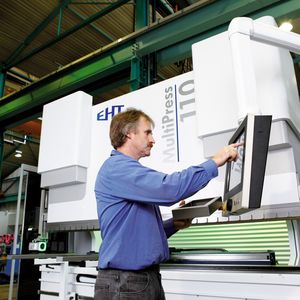 Bild 1: Mit Antrieben aus Servomotor und hydraulischem Getriebe steigt die Effizienz von Abkantpressen. Außerdem lassen sich die Antriebsparameter mit wenigen Handgriffen einstellen.