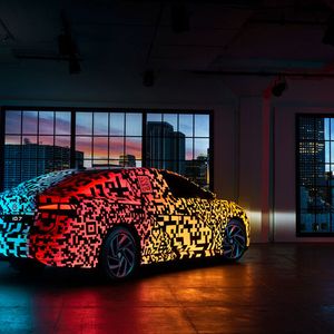 Der Lack leuchtet aus sich selbst heraus.(Bild:  Volkswagen AG)