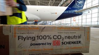 We fly CO2-frei! Und zwar regelmäßig zwischen Shanghai und Frankfurt am Main. Denn DB Schenker und Lufthansa Cargo setzen ihre auf nachhaltigen Treibstoffen basierenden Flüge fort. (Bild: Lufthansa Cargo)