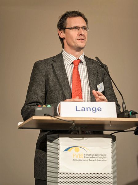 Dr. Bernhard Lange, Leiter der Abteilung Energiemeteorologie und Systemintegration am Fraunhofer-IWES, stellte zur Jahrestagung des FVEE im Oktober in Berlin sehr anschaulich dar, welchen Bedingungen Offshore-Windkraftanlagen ausgesetzt sind. (Bild: FVEE)
