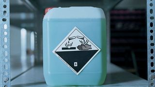 Dekra unterstützt betroffene Händler durch Schulungen für Sachkundige nach ChemVerbotsV. (Dekra)