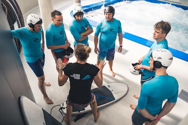 Aufmerksame Zuhörer beim Surf-Briefing (C4B)
