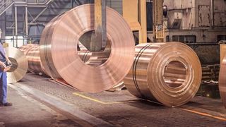 Schwermetall Halbzeugwerk zählt zu den weltweit führenden Herstellern von Vorwalzbändern aus Kupfer und Kupferlegierungen. In den Fräswalzen kommen Gleichstromantriebe von ABB zum Einsatz. (Bild: Schwermetall Halbzeugwerk)