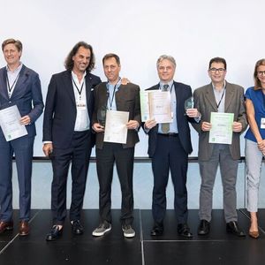 Die Jury, Preisträger und Teilnehmende des Grand Prix Awards (von rechts nach links): Jurymitglieder Larry Challis (Challis Clarke Enterprises), Herbert Rode (Windmöller & Hölscher) und Carla Croso (Saccarta), Antonio Carlos de Liz (Klabin), Fabio Barbieri (Mondi), Wilhelm Dyckerhoff (dy-pack), Eurosac-Präsident Alessandro Selmin (Corazza), Matthias Becker-Gröning (W. Gröning), Mark van der Merwe (Billerud) und Moderator Ingo Theissen.(Bild:  Eurosac)