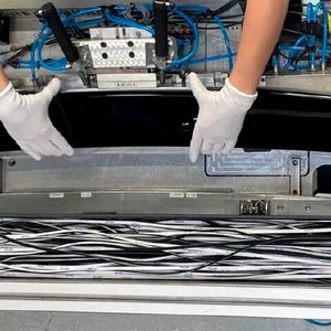 A peek into production: Experts at Finke Anwendungstechnik use injection moulding to produce the rear spoiler for the ID. Buzz as a 2C component — polycarbonate finished with black, high-gloss Plexiglas moulding compound. (Source:  Finke Anwendungstechnik)