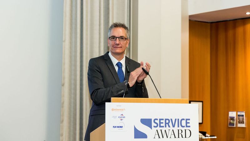 Da klatscht auch Wolfgang Michel, Chefredakteur von »kfz-betrieb«, der die Preisverleihung moderierte. (Stefan Bausewein)