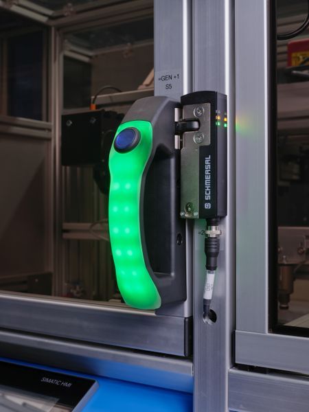 The door handles can be combined as a modular unit with the compact safety lock AZM40.   (Source: Tiepner GmbH)