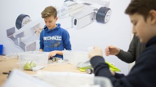 Jungen Besuchern bieten die Veranstalter der Metav auch zur Jubiläumsausgabe der Messe wieder den Stand der „Sonderschau Jugend“ an, wo sie die spannenden Aspekte des Berufsbildes „Maschinenbauer“ praxisnah entdecken können und neueste Technologien, wie Idustrie 4.0, auch live erleben. Aber auch die Enstehung eines Formel-1-Rennwages steht auf dem Programm, heißt es von der Nachwuchsstiftung Maschinenbau (NWS). (Messe Düsseldorf / C. Tillmann)