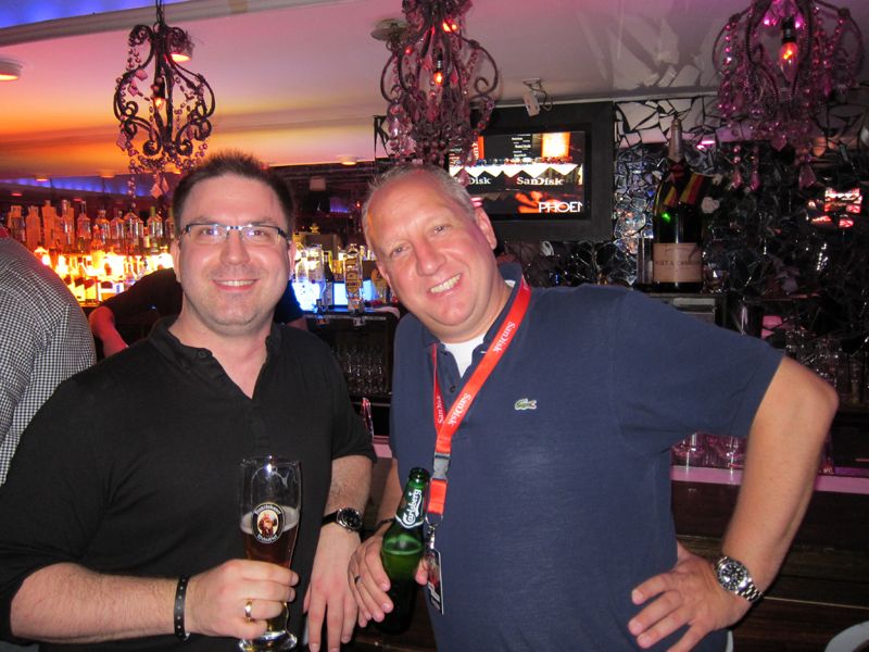 Kosta Skerletopoulos, (l.) api, und Bodo Seyfarth, Electronicpartner (Bild: IT-BUSINESS)