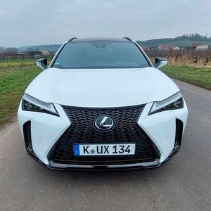 1. Das Außendesign. Der Lexus UX ist ein klassischer Crossover. Von der Sitzhöhe her kommt er einem Kompaktklassemodell dabei deutlich näher als einem SUV. Der Gesamteindruck überzeugt: Die Designer haben ein optisch ansprechendes Modell kreiert. Der bewährte Diabolo-Grill kommt gerade bei einem kompakten Modell wie dem Lexus UX gut zur Geltung.(Bild:  Mauritz – VCG)