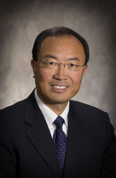 Joe Liu, Vice President Research & Development 3M International, ließ es sich nicht nehmen,bei der Inbetriebnahme dabei zu sein. (Bild: 3M / Dyneon)