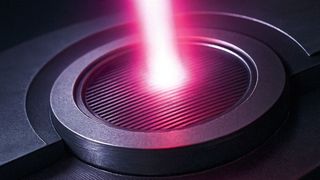 Schematische Darstellung eines Mikrolasers mit nanometergenau strukturiertem Oberflächengitter. Der kompakte Halbleiterlaser erzeugt einen gerichteten Lichtstrahl mit einem exakt auf die jeweilige Anwendung abgestimmten Strahlprofil. (Bild: AG Reitzenstein/TU Berlin)