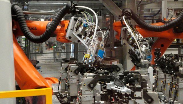 Automatisiertes Blindnieten ergänzt im Dingolfinger BMW-Werk das Kleben im Materialmix. (BMW)