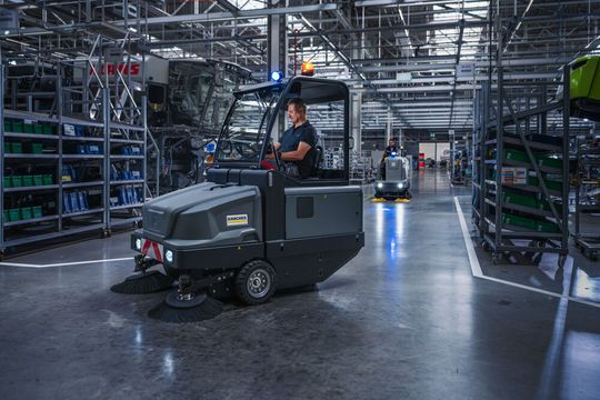 In Logistik und Produktion ist die richtige Kombination von Reinigungstechnik entscheidend, um in kurzer Zeit gründlich für Sauberkeit zu sorgen.(Bild:  Kärcher)