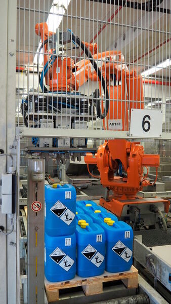 Roboter „Antje“ stapelt abgefüllte Reinigungsmittel auf eine Europalette. (Leuze Electronic)
