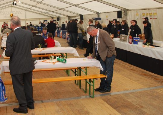 In einem Festzelt sorgte Knoll für das leibliche Wohl seiner Messebesucher. (Archiv: Vogel Business Media)