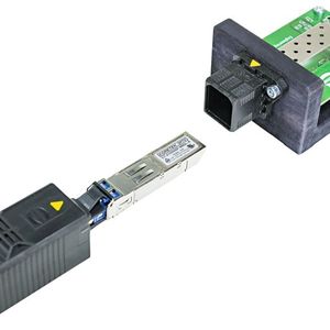 Aufgrund des vormontierten Transceiver ist die optische Verbindung beim Steckverbinder Pushpull XS SFP beim Einbau vor Verschmutzungen geschützt.