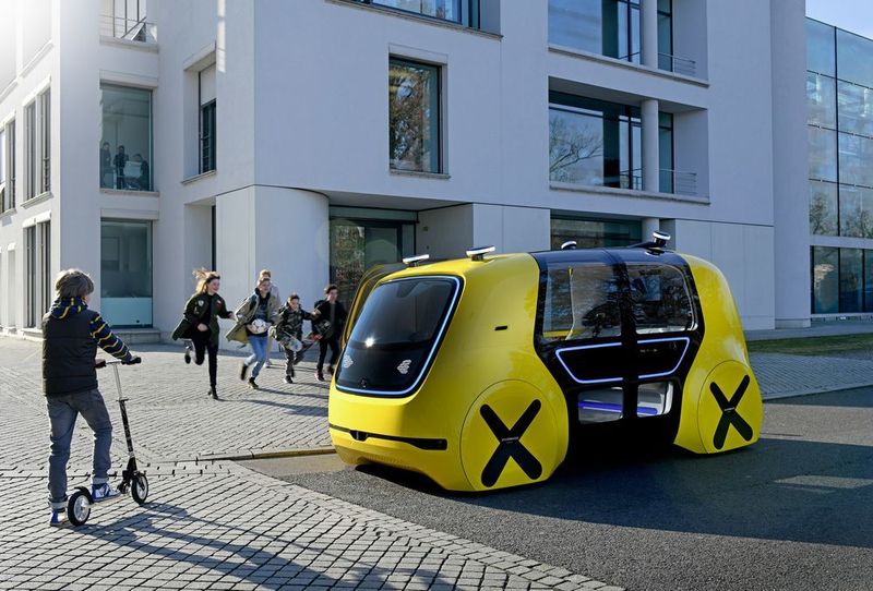 Futuristisch und z. B. als Schulbus geeignet: die neueste Version der Studie Sedric. (VW)