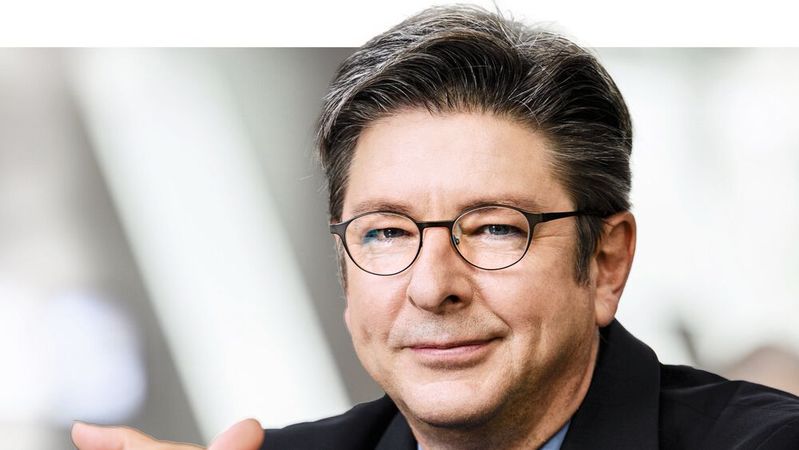 Für Dieter Ehlert ist das Gebrauchtwagengeschäft eine wichtige Säule im Handel.(Bild:  Copyright by Rainer Häckl www.rainerhaeckl.de)