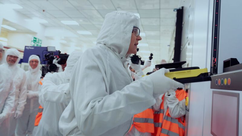 Official inauguration of the NanoIC pilot line in the newly opened cleanroom extension of the imec campus in Leuven. (Image:imec)