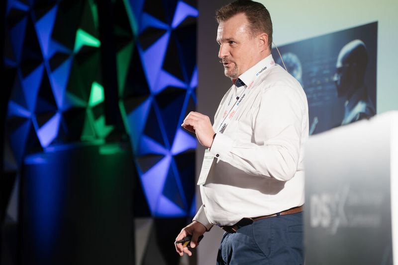 Thomas Auer (Knorr Bremse) lässt sich die DSX in Frankfurt nicht entgehen. (Bild: Manuel Emme Fotografie/Vogel IT-Akademie)