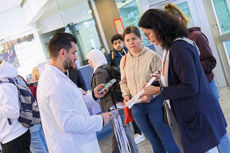 Der Check-In am Eingang geht wie gewohnt zügig vonstatten. Die meisten Besucher bringen bereits ihren Anmeldecode auf dem Smarphone oder ausgedruckt mit. Für jede LAB-SUPPLY kann man sich kostenlos im Vorfeld online registrieren oder am Messetag spontan vor Ort ein Ticket ziehen.     Mehr Infos zu den kommenden LAB-SUPPLY-Messen finden Sie auf www.lab-supply.info (Bild: Stefan Stark)