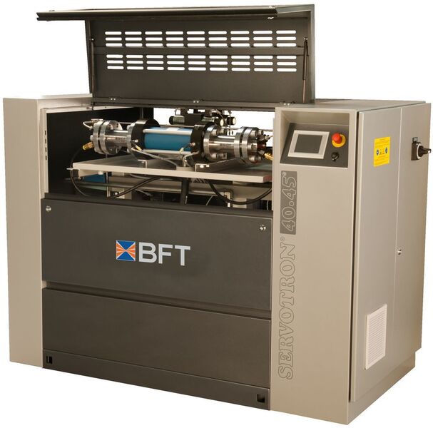 Die neue Servotron 40.45+ von BFT erzeugt Schnittgeschwindigkeiten auf dem Niveau einer 6000-bar-Pumpe, bei erheblich niedrigeren Energie- und Verschleißteilkosten. (BFT)