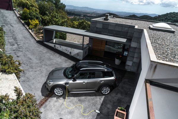 Ist der MINI Cooper S E Countryman ALL4 mit einem Navigationssystem ausgestattet, sorgt bei aktivierter Zielführung das vorausschauende Energiemanagement dafür, dass geeignete Streckenabschnitte rein elektrisch gefahren werden.  (Mini)