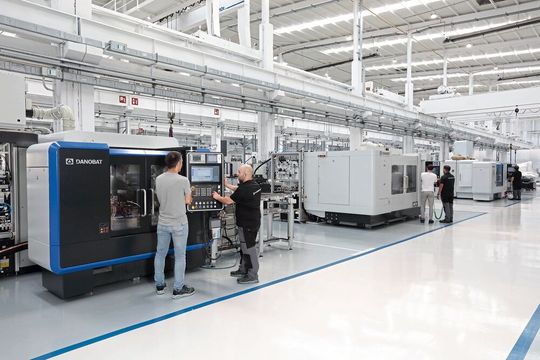 Auf einer kompakten Stellfläche bearbeitet die neue «CGX» Werkstücke mit einer Länge von bis zu 1800 mm, Durchmesser von 540 mm und einem Gewicht von 500 kg.(Bild:  Danobat)