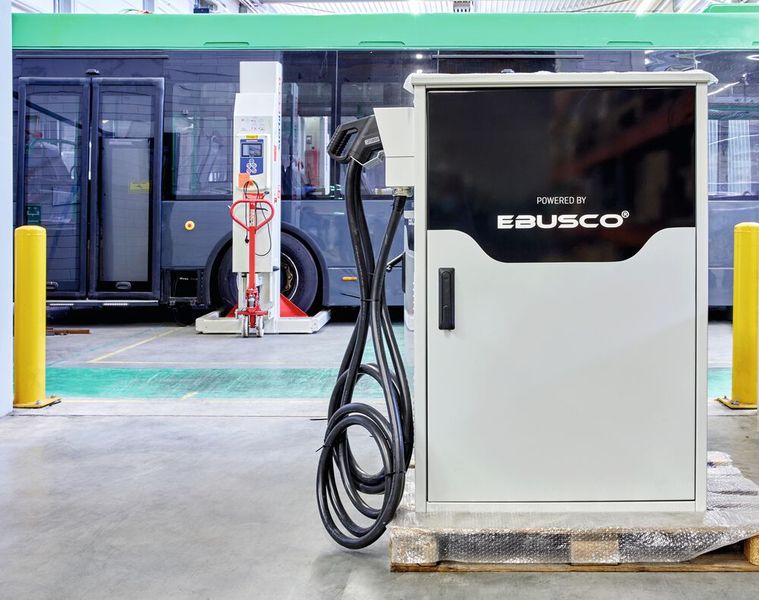 Bild 5: Werden als Komplettsystem an Kunden geliefert: Elektrobusse mit DC-Ladestationen für das Schnellladen zwischendurch. (Bild: Phoenix Contact)
