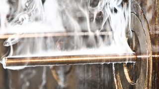 Der Drahtabzug beim Ziehprozess vor der Kaltumformung sowie die Umformstufen beim Kaltfließpressen haben unmittelbare Auswirkung auf die örtlichen mechanisch-technologischen Eigenschaften am Kugelzapfen. Erforderliche Prozessparameter mussten daher genau abgestimmt werden. (Bild: Swiss Steel)