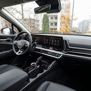 Das Kombiinstrument sowie der mit Funktionen gespickte Touchscreen kommen zusammen auf über 20 Zoll.(Kia)