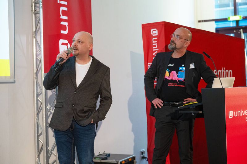 Das Land Brandenburg präsentiere ein Plattform- und Anwendungsübergreifendes Identitätsmanagement, das laut Reik Mauermann (v.l.), aus dem Bildungsministerium des Landes zu einer signifikanten Effizienzsteigerung der Nutzerverwaltung im Land geführt hat. (©univention)