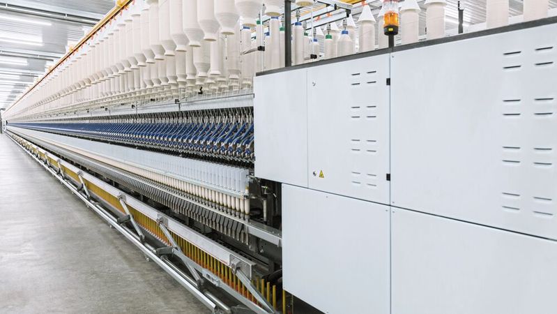 Moderne Ringspinnanlagen müssen nicht nur erstklassige Garnqualität, sondern auch hohe Produktivität, Flexibilität und perfekte Automatisierung ermöglichen – dabei unterstützt Sensorik. Moderne Ringspinnanlagen müssen nicht nur erstklassige Garnqualität, sondern auch hohe Produktivität, Flexibilität und perfekte Automatisierung ermöglichen – dabei unterstützt Sensorik.